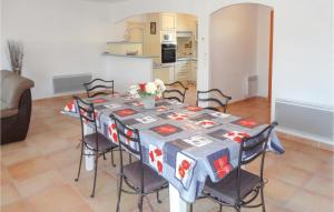 Maisons de vacances Nice Home In Cessenon Sur Orb With 3 Bedrooms, Wifi And Outdoor Swimming Pool : photos des chambres