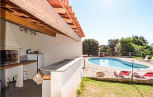 Maisons de vacances Nice Home In Montaren Et St Mediers With Wifi, Private Swimming Pool And Outdoor Swimming Pool : photos des chambres
