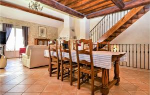Maisons de vacances Gorgeous Home In Boulbon With Kitchen : photos des chambres