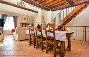 Maisons de vacances Amazing home in Boulbon with 4 Bedrooms, WiFi and Outdoor swimming pool : photos des chambres