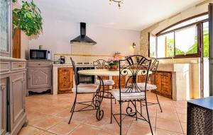 Maisons de vacances Amazing home in Boulbon with 4 Bedrooms, WiFi and Outdoor swimming pool : photos des chambres