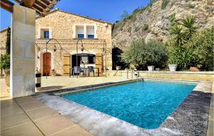 Maisons de vacances Amazing home in Boulbon with 4 Bedrooms, WiFi and Outdoor swimming pool : photos des chambres