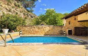 Maisons de vacances Amazing home in Boulbon with 4 Bedrooms, WiFi and Outdoor swimming pool : photos des chambres