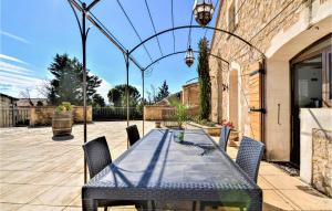 Maisons de vacances Gorgeous Home In Boulbon With Kitchen : photos des chambres