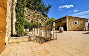 Maisons de vacances Amazing home in Boulbon with 4 Bedrooms, WiFi and Outdoor swimming pool : photos des chambres