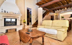 Maisons de vacances Amazing home in Boulbon with 4 Bedrooms, WiFi and Outdoor swimming pool : photos des chambres