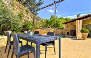 Maisons de vacances Amazing home in Boulbon with 4 Bedrooms, WiFi and Outdoor swimming pool : photos des chambres