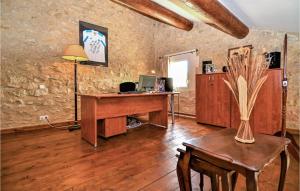 Maisons de vacances Gorgeous Home In Boulbon With Kitchen : photos des chambres