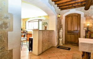 Maisons de vacances Amazing home in Boulbon with 4 Bedrooms, WiFi and Outdoor swimming pool : photos des chambres