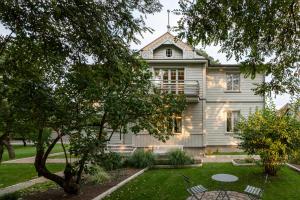 Entire interwar Villa Grabyte by pine forest on the bank of the river- 8min by car from old town