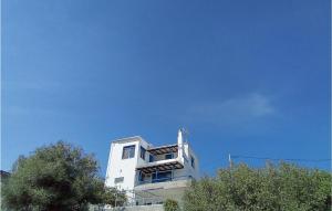 Cozy Home In Keratea With Wifi