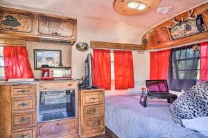 Mtn-View Vintage Airstream with Shared Fire Pit