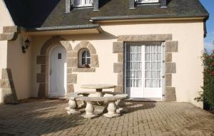 Maisons de vacances Beautiful home in Yvias with 4 Bedrooms and WiFi : photos des chambres