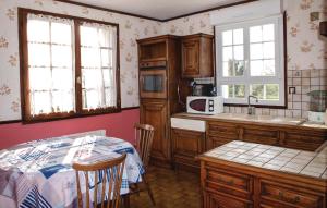 4 Bedroom Cozy Home In Yvias