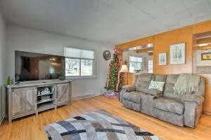 Cozy Postville Retreat with Fireplaces and Yard! - Postville