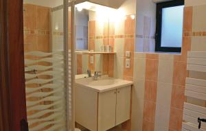 Maisons de vacances Awesome Home In Gindou With 2 Bedrooms, Private Swimming Pool And Outdoor Swimming Pool : photos des chambres