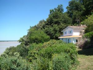 Maison dans falaise face à l estuaire de la Gironde