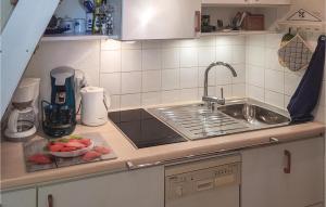 Appartements Awesome apartment in Clohars-Carnot with 2 Bedrooms and WiFi : photos des chambres