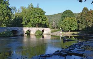 Maisons de vacances Nice home in Voutezac with 3 Bedrooms, Internet and Outdoor swimming pool : photos des chambres