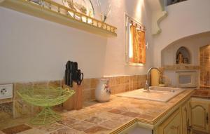 Maisons de vacances Awesome Home In Bedousse With 2 Bedrooms, Outdoor Swimming Pool And Wifi : photos des chambres