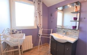 Maisons de vacances Awesome Home In Criquetot-lesneval With Kitchen : photos des chambres
