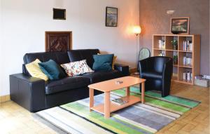 Maisons de vacances 3 Bedroom Gorgeous Home In Pont Douilly : photos des chambres