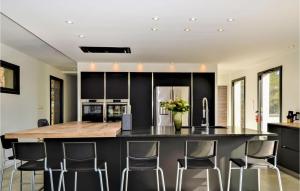 Maisons de vacances 6 Bedroom Stunning Home In Carsan : photos des chambres