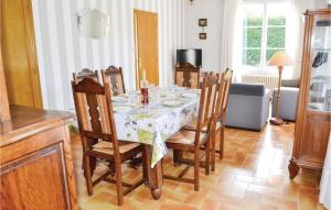 Maisons de vacances Three-Bedroom Holiday Home in Bassillac : photos des chambres