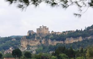 Maisons de vacances Awesome Home In St Pierre D'eyraud : Maison de Vacances 4 Chambres