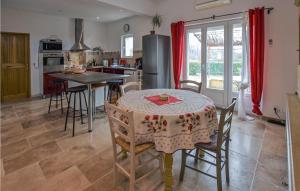 Maisons de vacances Stunning Home In Saint-saturnin-ls-apt With 3 Bedrooms, Wifi And Outdoor Swimming Pool : photos des chambres
