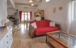 Maisons de vacances Stunning Home In Saint-saturnin-ls-apt With 3 Bedrooms, Wifi And Outdoor Swimming Pool : photos des chambres