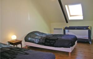 Appartements Awesome apartment in Roz-Landrieux with 2 Bedrooms and WiFi : photos des chambres