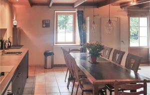 Maisons de vacances Awesome home in Ploneour Lanvern with 3 Bedrooms and WiFi : photos des chambres