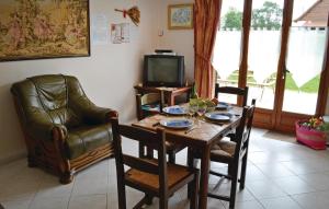 Maisons de vacances Awesome home in Gueschart with 2 Bedrooms and WiFi : photos des chambres