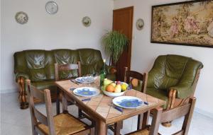 Maisons de vacances Awesome home in Gueschart with 2 Bedrooms and WiFi : photos des chambres