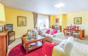 Lovely Home In Tomares With Kitchen