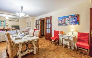 Lovely Home In Tomares With Kitchen