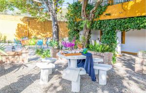 Lovely Home In Tomares With Kitchen