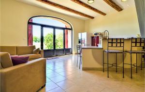 Maisons de vacances Cozy Home In Mornas With Kitchen : photos des chambres