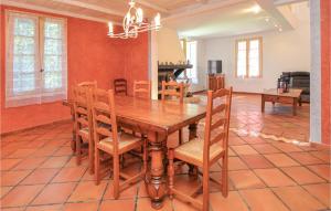 Maisons de vacances Beautiful home in St-Pierre-de-Vassols with 5 Bedrooms, WiFi and Outdoor swimming pool : photos des chambres