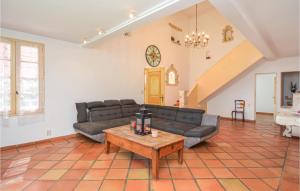 Maisons de vacances Beautiful home in St-Pierre-de-Vassols with 5 Bedrooms, WiFi and Outdoor swimming pool : photos des chambres