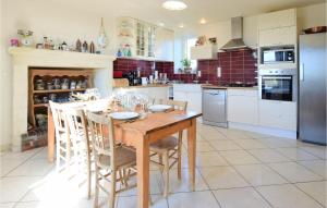 Maisons de vacances Beautiful home in Cond-sur-Seulles with 4 Bedrooms and WiFi : photos des chambres