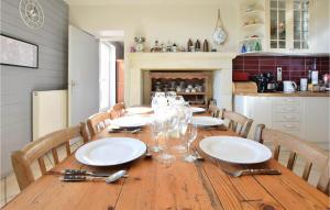 Maisons de vacances Beautiful home in Cond-sur-Seulles with 4 Bedrooms and WiFi : photos des chambres