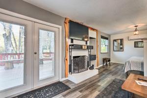 Waterfront Studio Cabin on Rock Springs Run!
