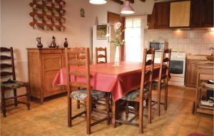 Maisons de vacances Awesome home in Geffosses w/ 2 Bedrooms : photos des chambres