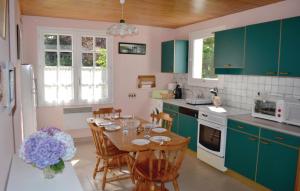 Maisons de vacances Beautiful home in Pleuven with 2 Bedrooms and WiFi : photos des chambres