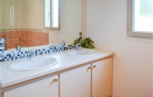 Maisons de vacances Lovely Home In Savignac-Ledrier : photos des chambres