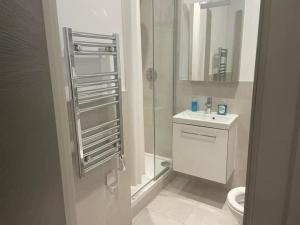 CITY SKYLINE VIEWS 1Bed Studio Apartment Free WIFI & Netflix Sleeps 3 Perfect for Solo & Coupled Travelers