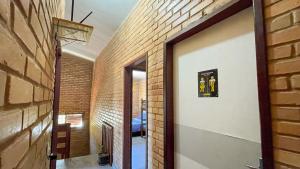 Pousada São Jorge 1 MIN A PÉ DA PRAIA Casa de família, simples e aconchegante, Na Av principal da praia café disponível até 12hs cozinha completa e churrasqueira disponível para uso ar cond das 20hs as 8 30