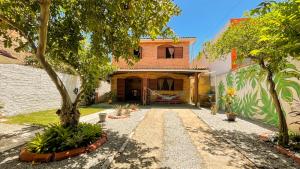 Pousada São Jorge 1 MIN A PÉ DA PRAIA Casa de família, simples e aconchegante, Na Av principal da praia café disponível até 12hs cozinha completa e churrasqueira disponível para uso ar cond das 20hs as 8 30